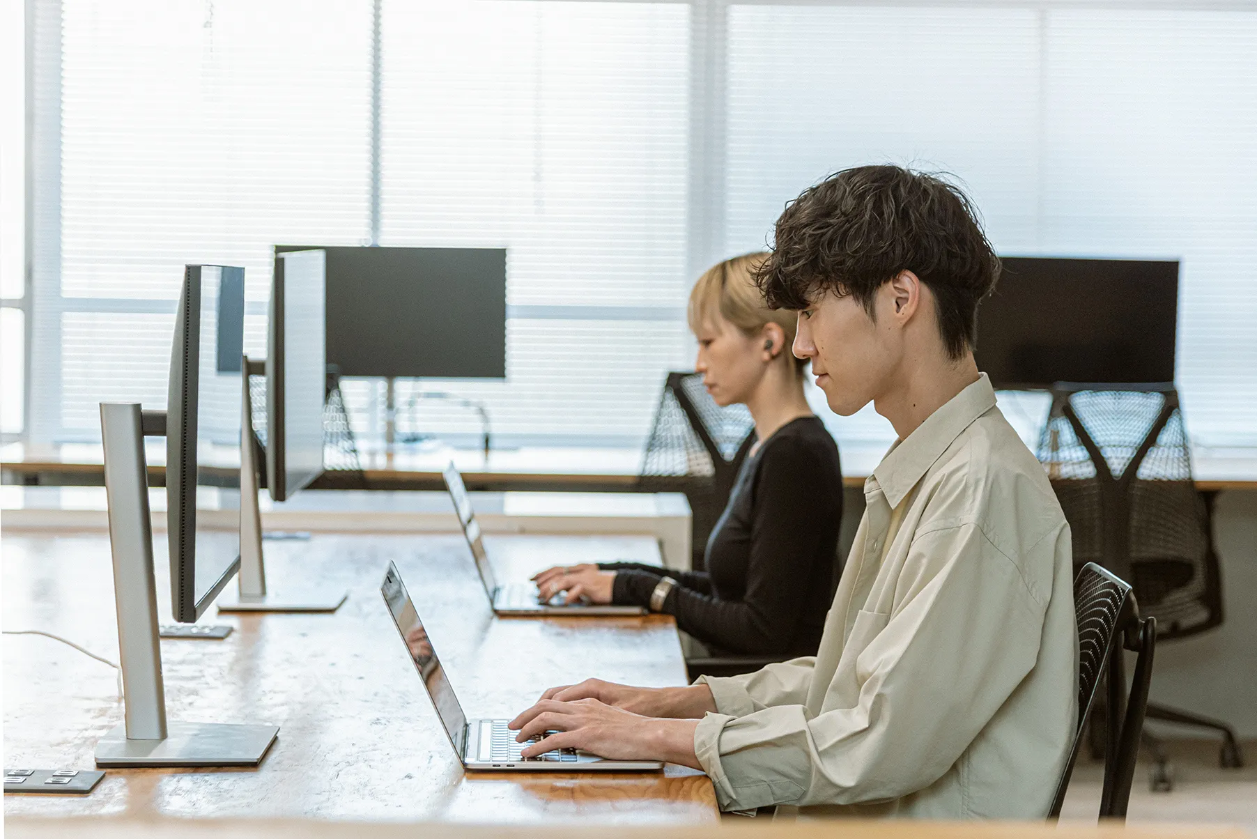 エンジニアが仕事をしている様子