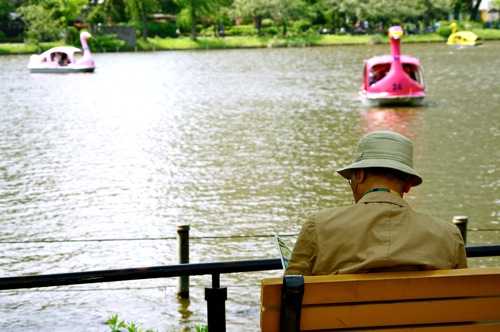 新緑の上野公園。水のある所に人は集まる。「上野 – 不忍池」