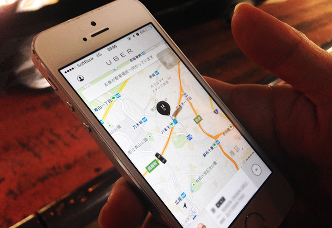車の到着時間が表示されている「Uber」アプリの画面