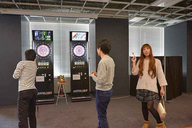 バッグの持ち方が適当だよ。