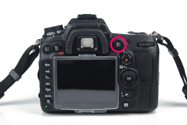 カメラのAE/AFボタンの位置を示している画像