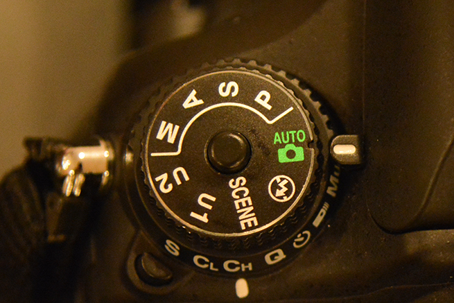 「AUTO（全自動モード）」に設定されたカメラのダイヤルの写真