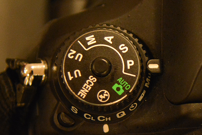 「P（プログラムAEモード）」に設定されたカメラのダイヤルの写真