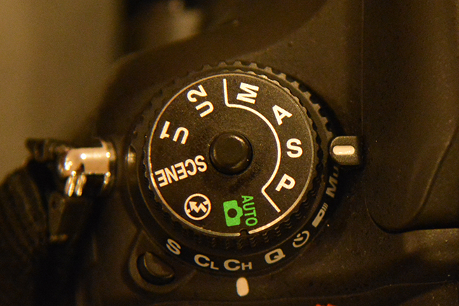 「S（シャッター速度優先AEモード）」に設定されたカメラのダイヤルの写真