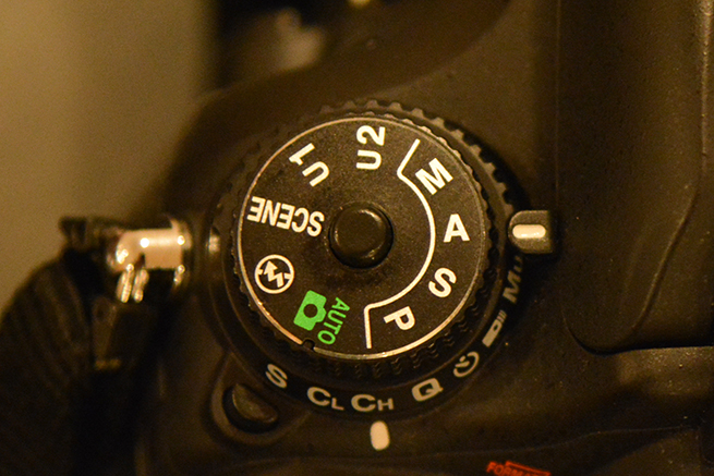 「A（絞り優先AEモード）」に設定されたカメラのダイヤルの写真