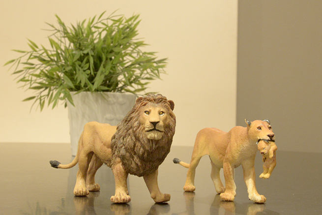 ヒキのアングルで撮影したライオンの模型の写真をトリミングした画像