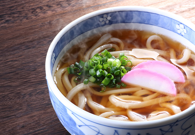 料理を右に寄せて撮影したうどんの写真