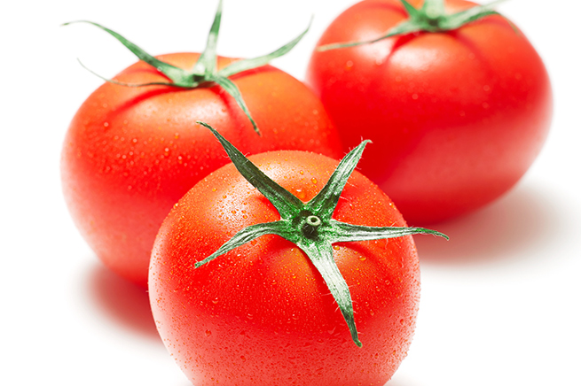 水滴がついたトマトの写真