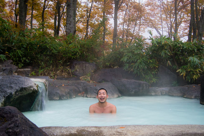 新潟県妙高市の燕温泉に浸かっている男性の写真