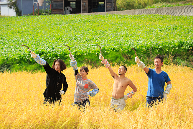 長野の土地と仲良くなるために、長野チームで稲刈り体験をしました。