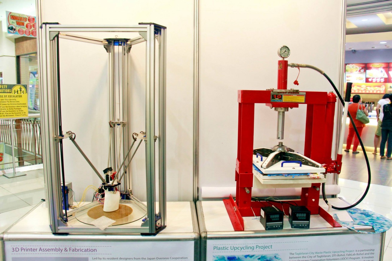 左: デルタ型と呼ばれる3Dプリンター 右: プラスチックリサイクルのためのプレス機