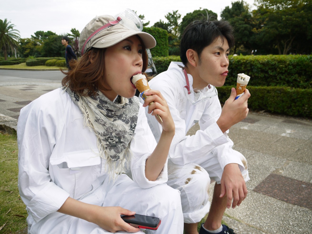 アイスを食べる2人_ゾンビハザード
