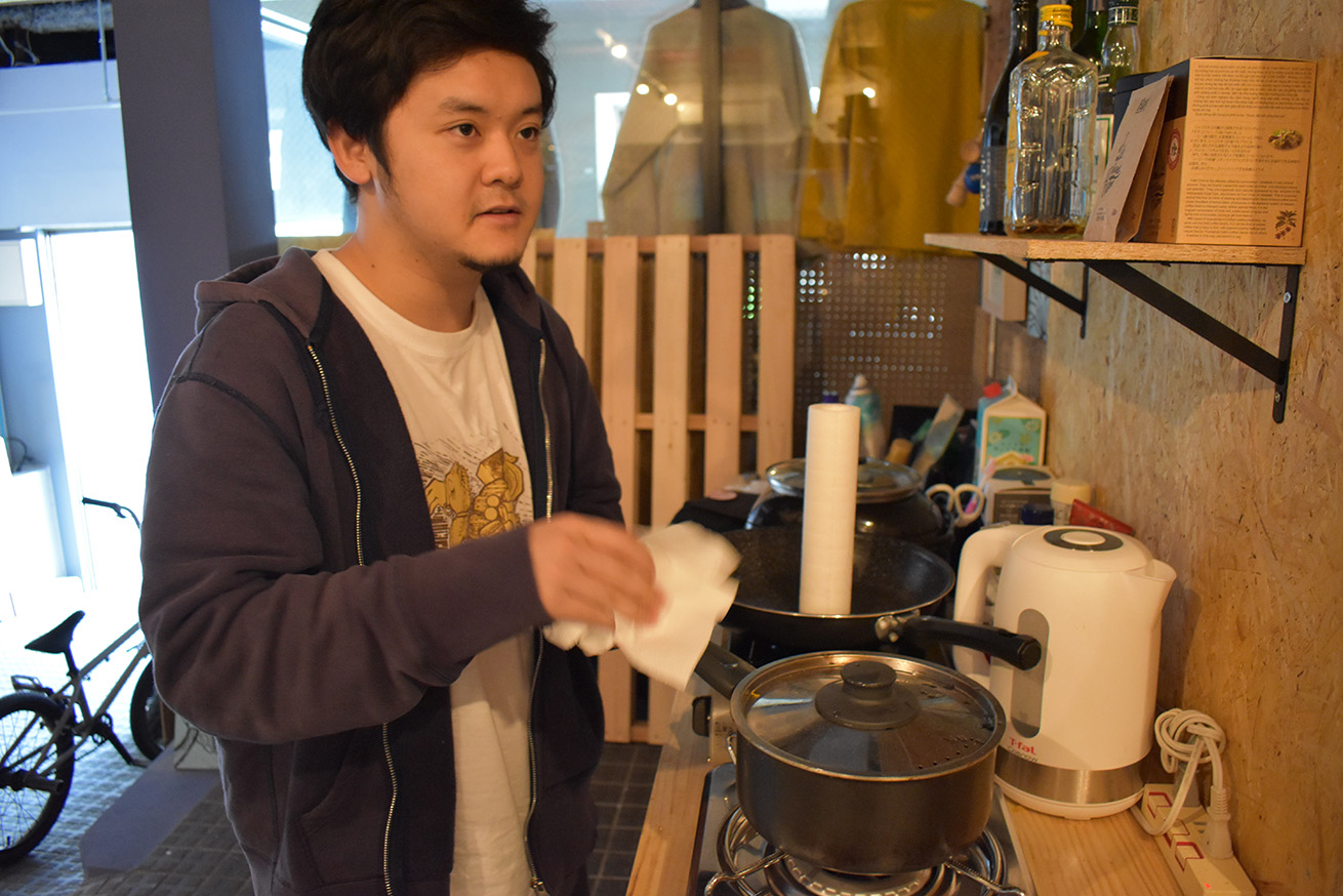 前日にフライドポテトを揚げた油が鍋に残っている