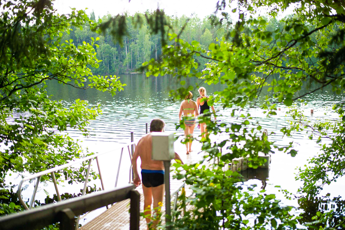 お父さんは薪を焚べ、お母さんは洗濯と料理。サウナの原点「スモークサウナ」に感じたフィンランドの原風景。