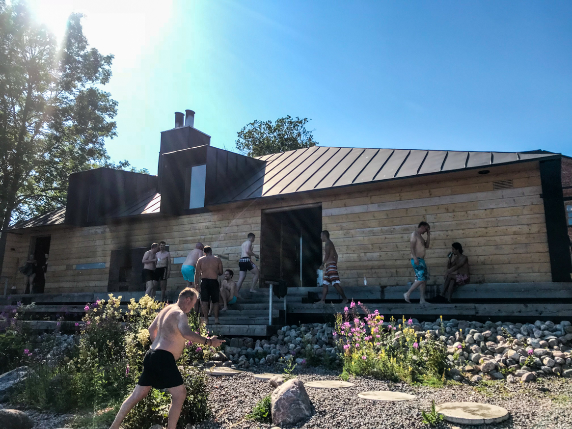 サウナで温まったあと飛び込むのはバルト海！？ヘルシンキからフェリーで30分、夏限定の「Lonnna Sauna」が楽園すぎた。