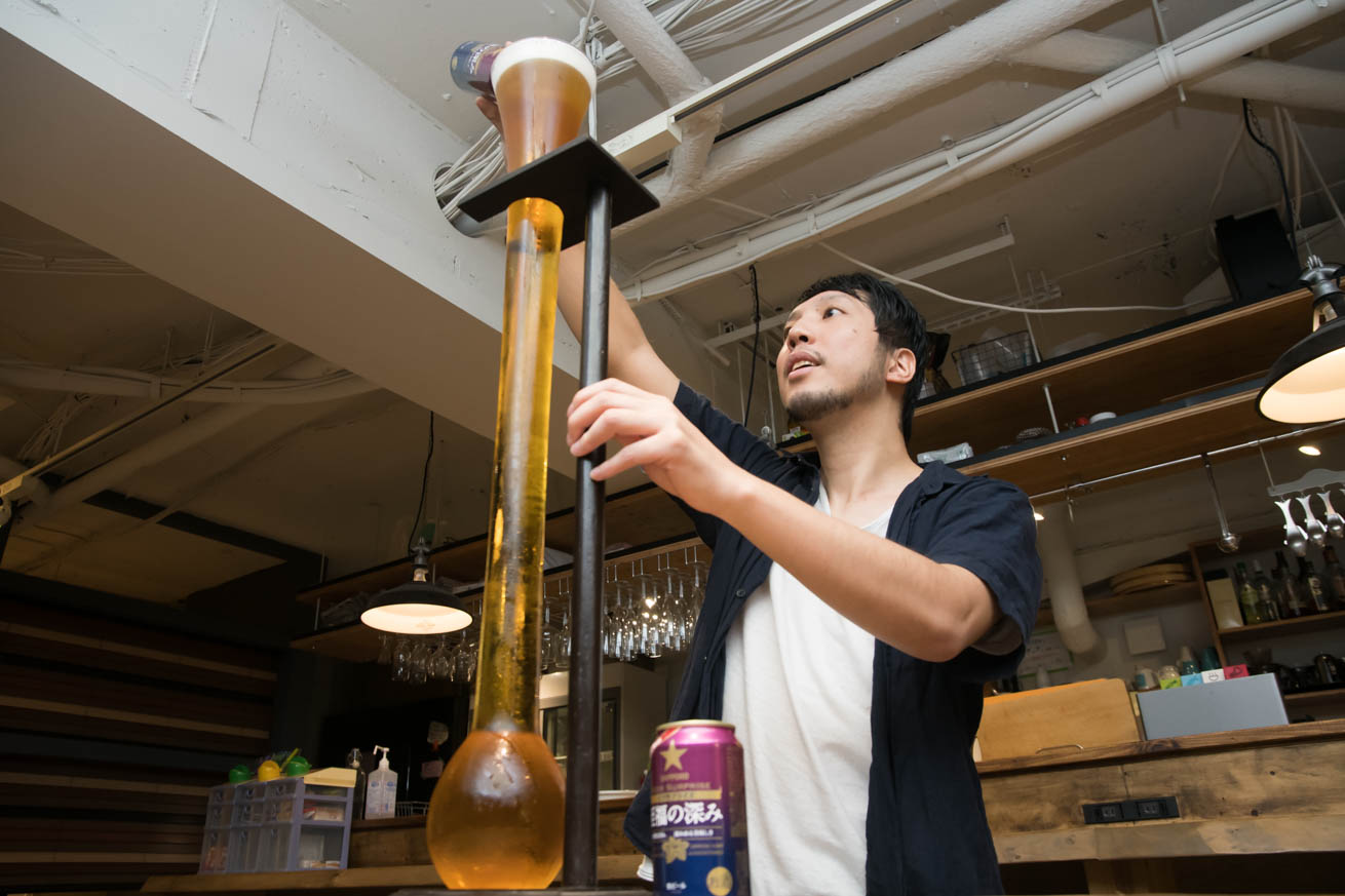 日本で手に入る「最も深いグラス」で勤務中にビールを回し飲みしたら、社員一同、至福の深みを感じた。