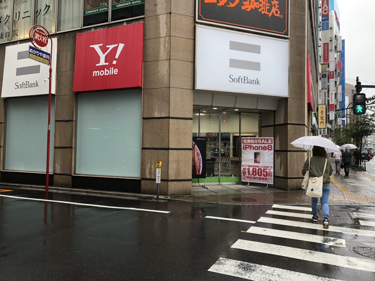 池袋にある携帯ショップの手前の道を曲がろうとしている写真