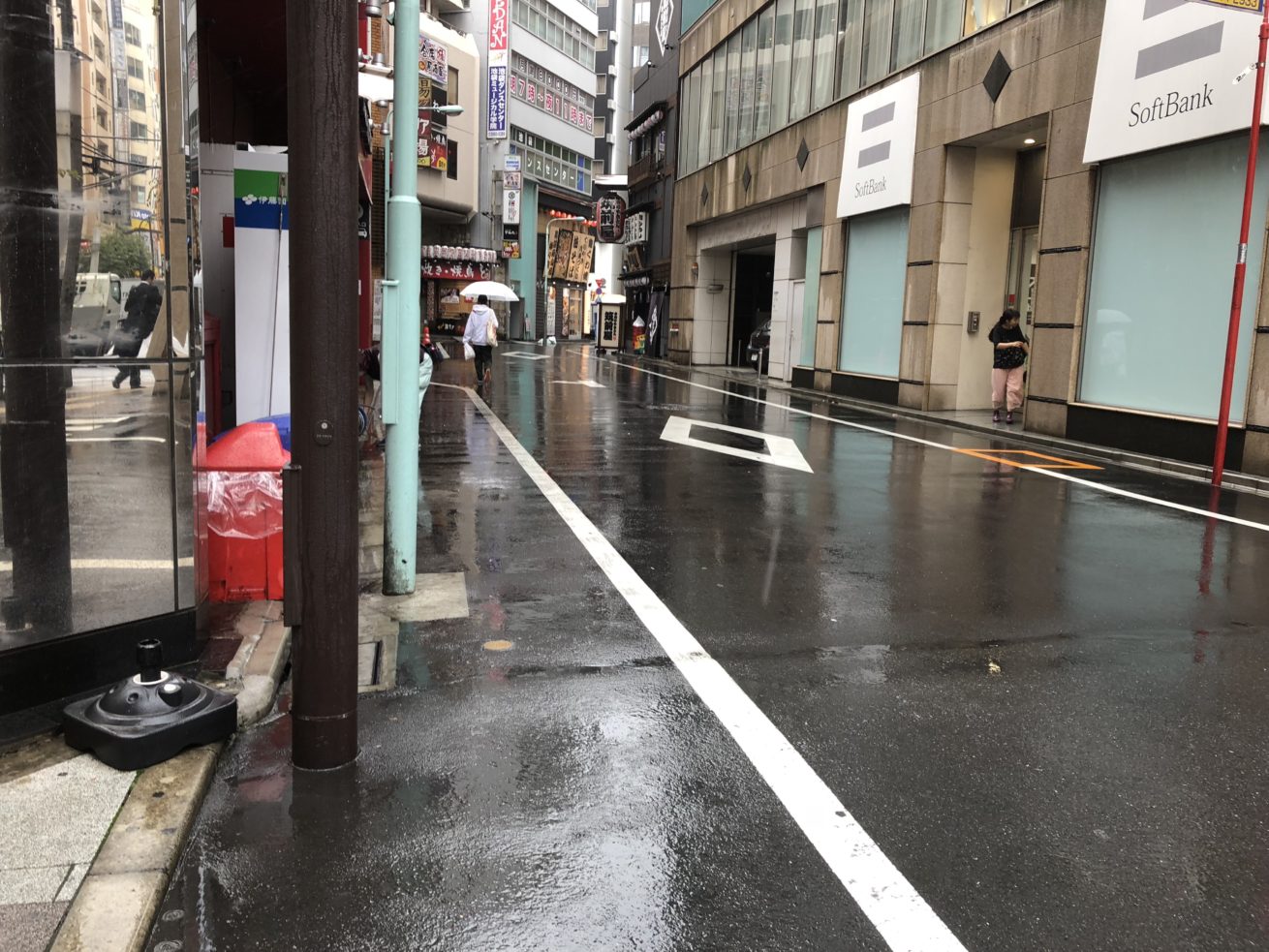 携帯ショップがある通りを道なりにずっと歩いていく写真