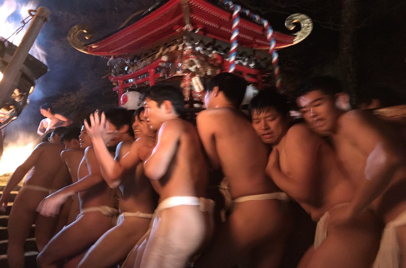緒方三社川越まつりにて、神輿を担ぐ男性たちの写真