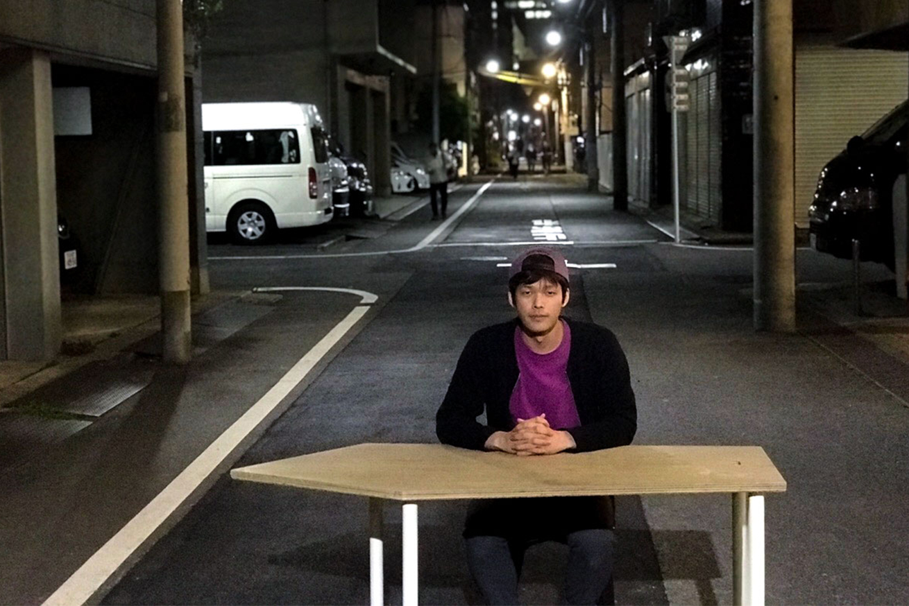 外で仕事をする男性