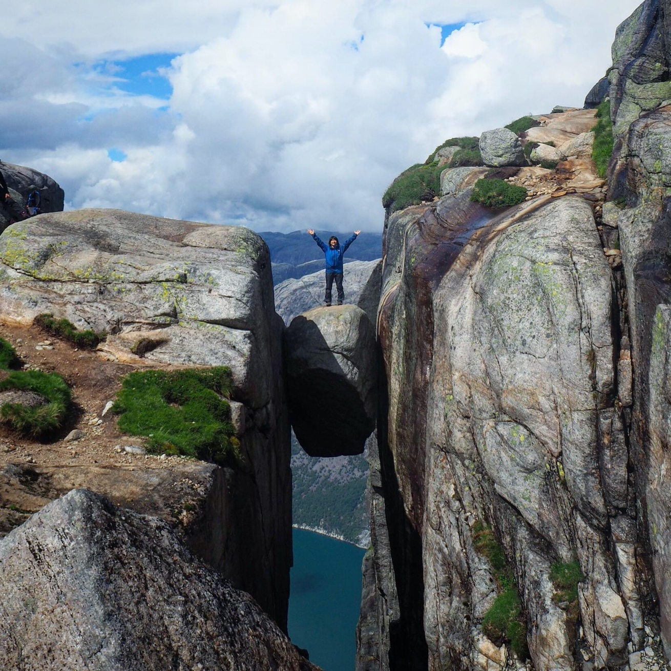 ノルウェーのスタヴァンゲルの岩壁の写真