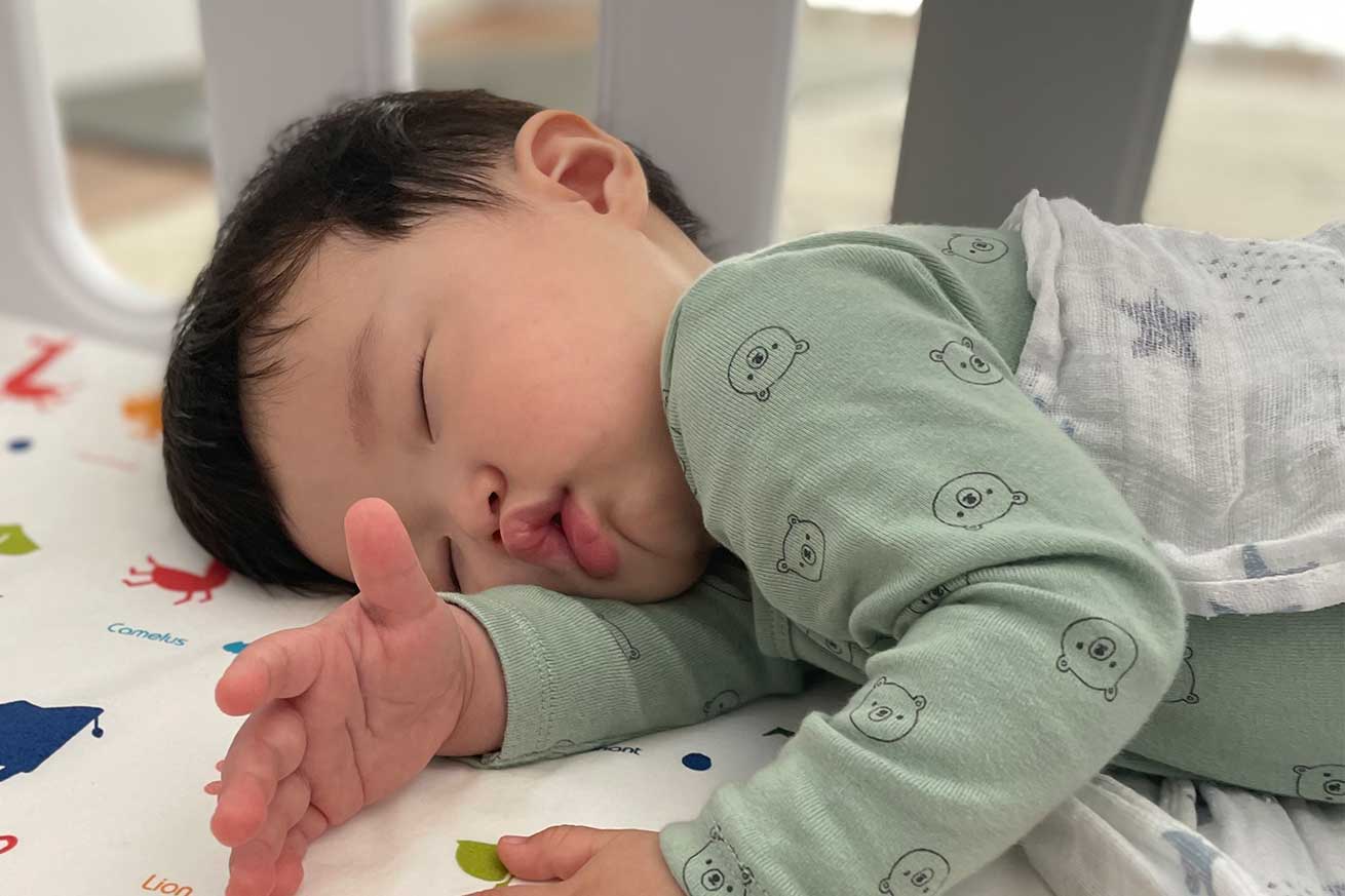8ヶ月の赤ちゃんの寝顔