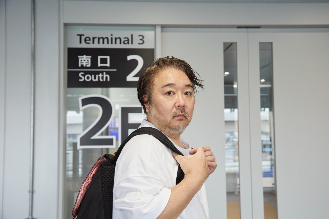 成田空港にいるLIG社員のヒロのポートレート