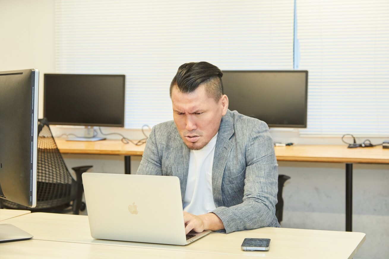 ノートパソコンで作業をしているビジネスマン