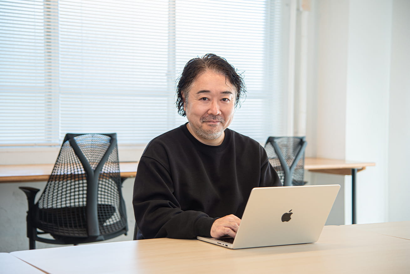 にやりと笑うおじさん（LIGのヒロ）