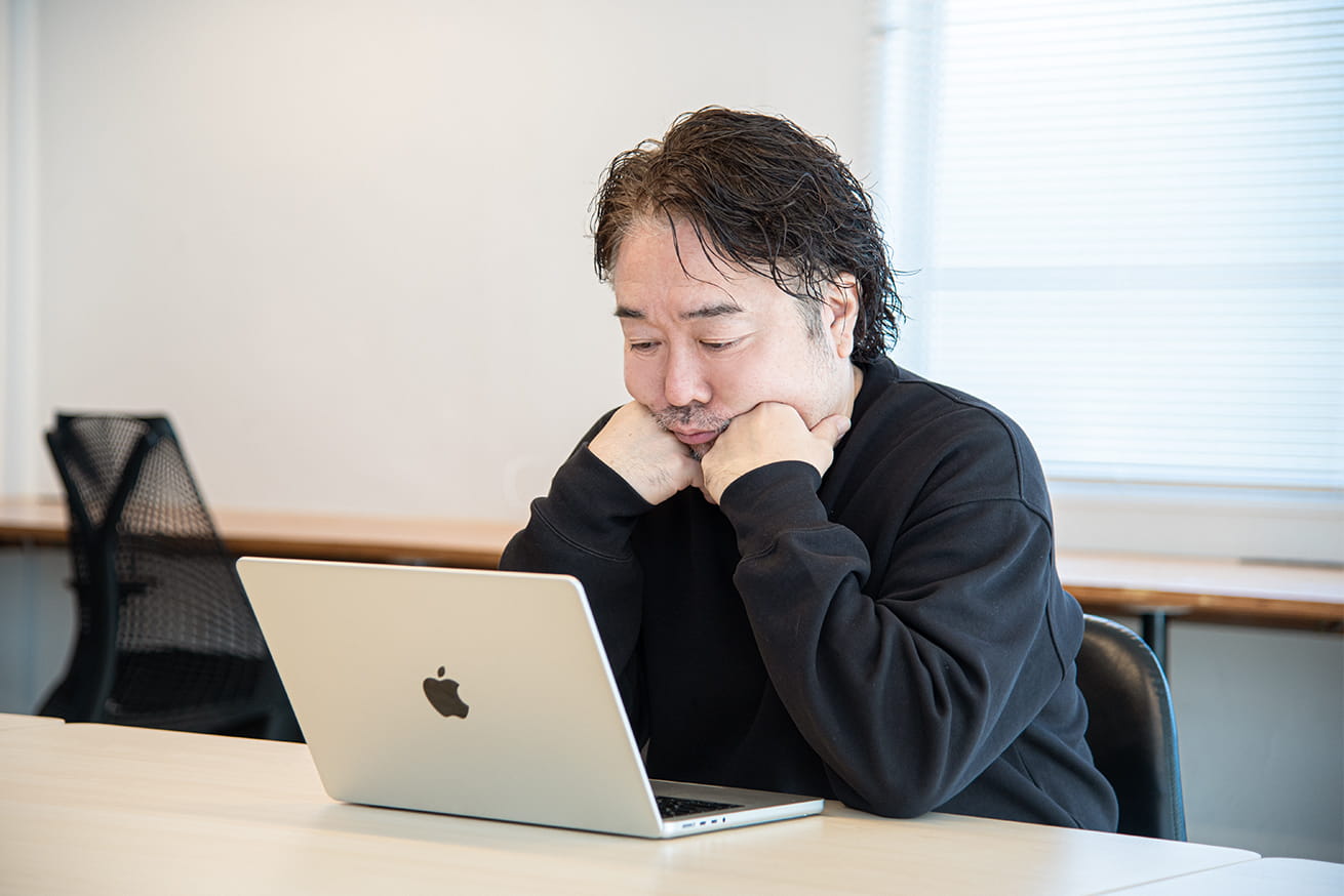 思い悩むおじさん（LIGのヒロ）