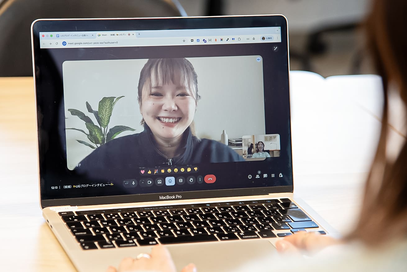 沖縄住まいのリコさん。オンラインでお話を伺っている様子