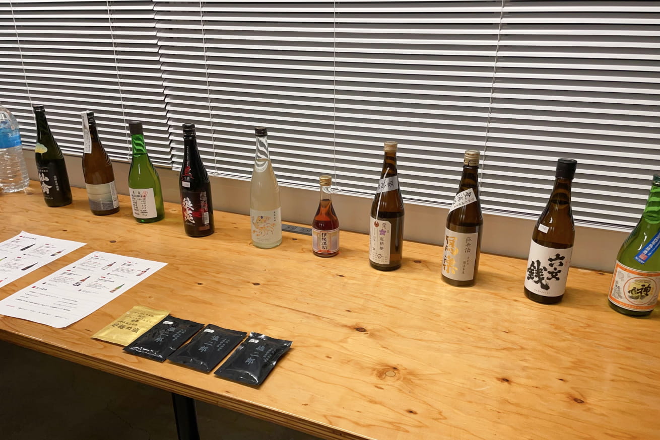 窓際に並ぶ酒たち