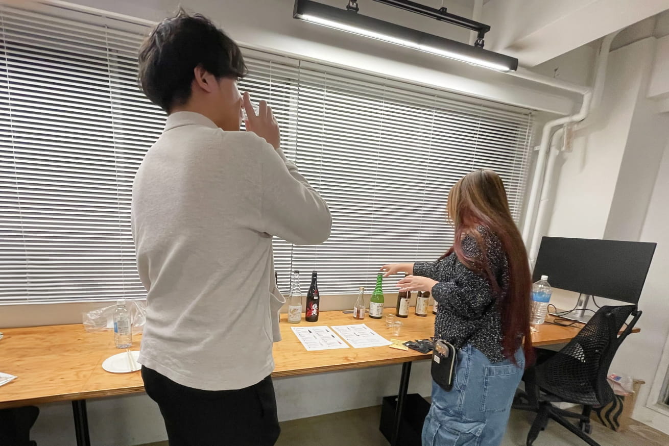 酒カウンター前にたむろする人