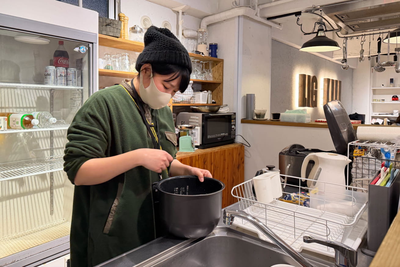 お米を研ぎ始めるあやまん