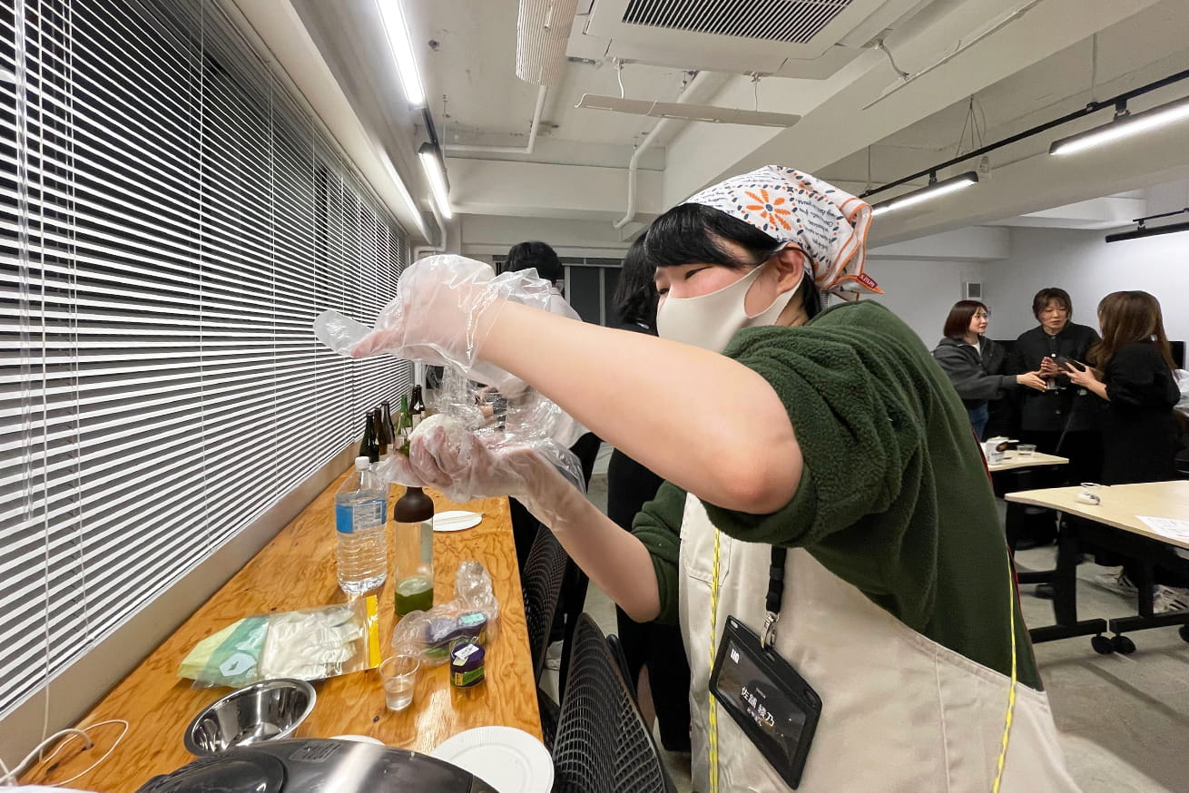 おにぎりを握りだすあやまん