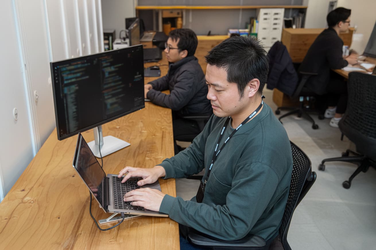 10年以上客先常駐だったエンジニアが、クライアントの顔も、社員の顔も見える環境へ。